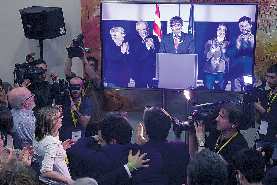 “La república catalana ha ganado a la monarquía del 155”, proclamó el ex president Puigdemont desde Bruselas. (Fuente: AFP)