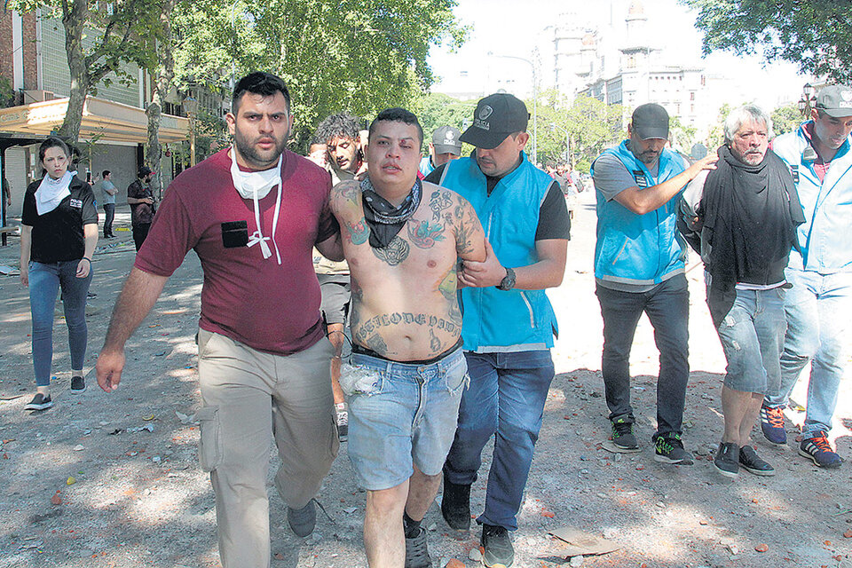 Las fotos mostraron a policías de civil realizando detenciones de los manifestantes. (Fuente: Gonzalo Martinez)