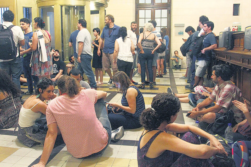 Los trabajadores de la TDA ocuparon ayer al mediodía el hall central del Centro Cultural Kirchner en rechazo a los despidos. (Fuente: Leandro Teysseire)