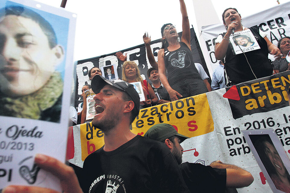 La presentación del Informe se hizo en Plaza de Mayo, con familiares de las víctimas. (Fuente: Leandro Teysseire)