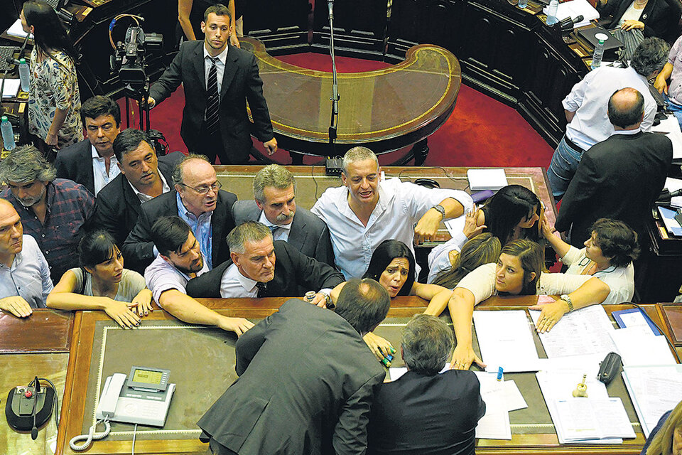 Los legisladores de la oposición se acercaron al presidente de la Cámara, Emilio Monzó, para exigir la suspensión de la sesión. (Fuente: Télam)