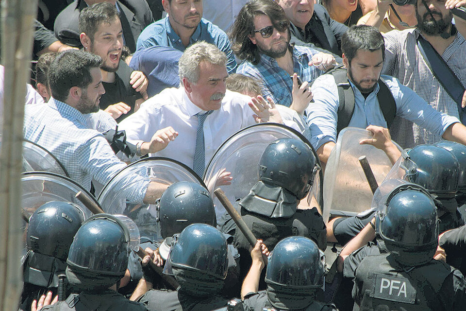 Las fuerzas de seguridad reprimieron el jueves a varios diputados opositores y dificultaron su ingreso al Congreso. (Fuente: Télam)