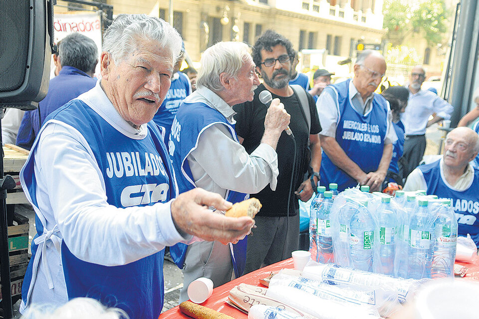 Un grupo de jubilados brindó ayer con agua en señal de protesta contra la reforma previsional. (Fuente: Sandra Cartasso)