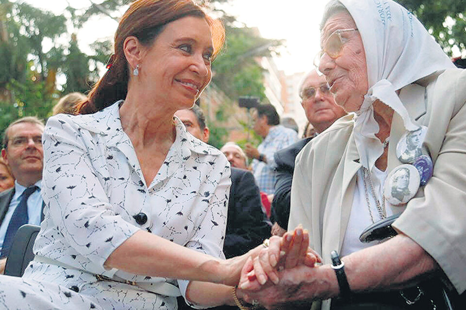 Cristina Kirchner ayer, con las Madres, en la Iglesia de la Santa Cruz.