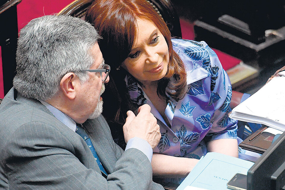 Cristina Kirchner participó ayer de la sesión en la Cámara alta y se sentó junto al jefe del bloque de senadores del FpV-PJ, Marcelo Fuentes.