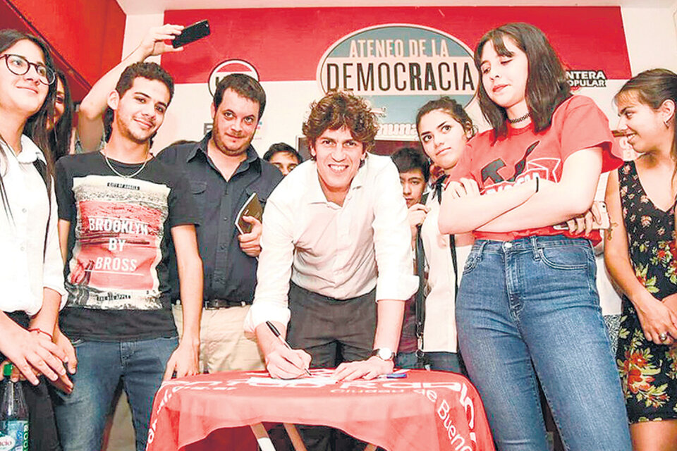 Martín Lousteau firmó ayer su ficha de afiliado en el comité radical del barrio de Palermo.