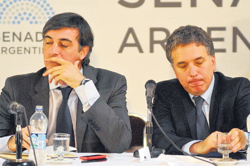 El ministro Nicolás Dujovne junto al senador Esteban Bullrich. (Fuente: Télam)