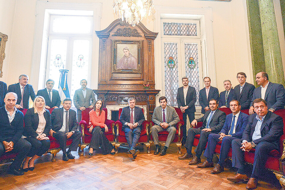 Los gobernadores que apoyan la reforma previsional se mostraron con Peña y Monzó. (Fuente: Presidencia)