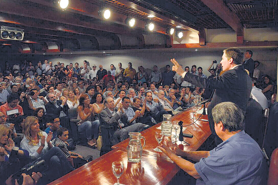 Fernando Gray en el acto de cierre en el auditorio de la sede del PJ Nacional. (Fuente: Télam)