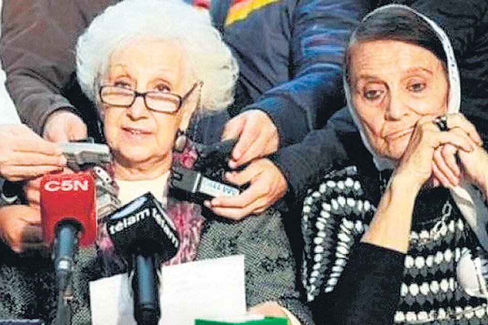 Estela Carlotto, presidenta de Abuelas de Plaza de Mayo, y Taty Almeida, de Madres Línea Fundadora.