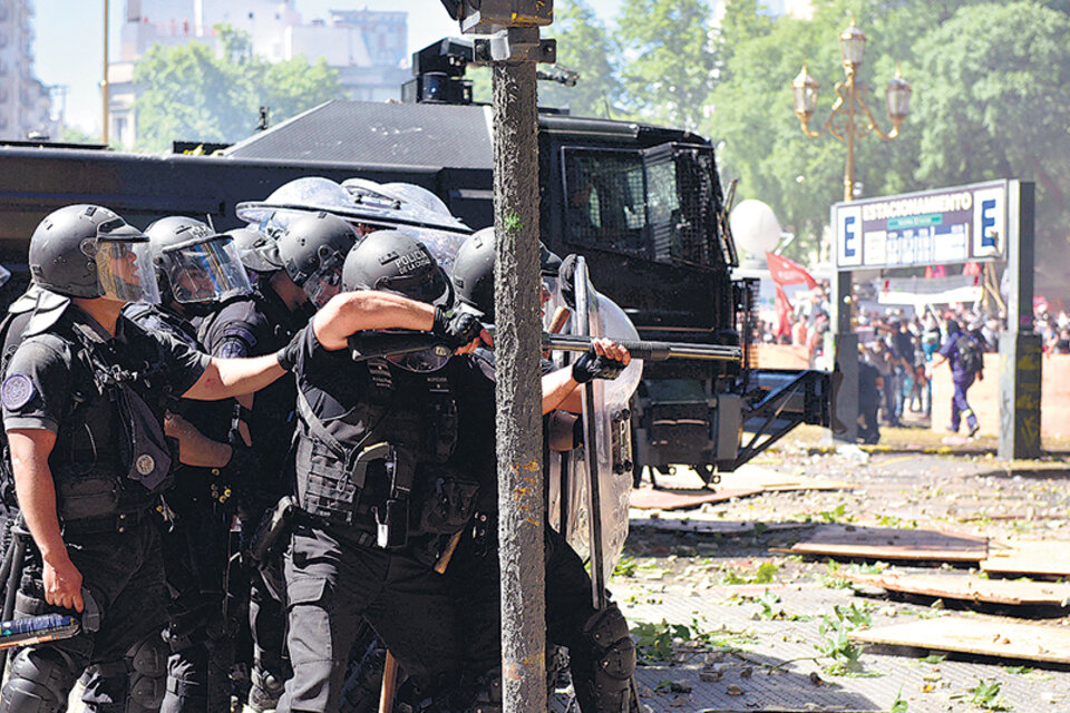 En la represión hubo un centenar de heridos, muchos con balas de goma en la cara. (Fuente: Adrián Pérez)