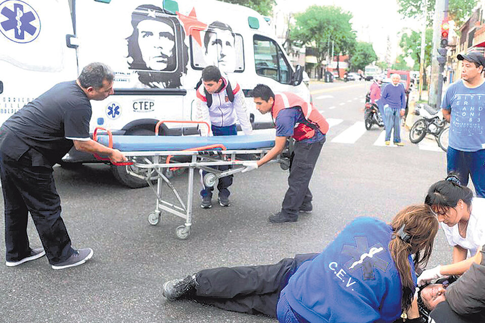 Una de las ambulancias del Centro de Emergencias Villeras asistiendo a un paciente.