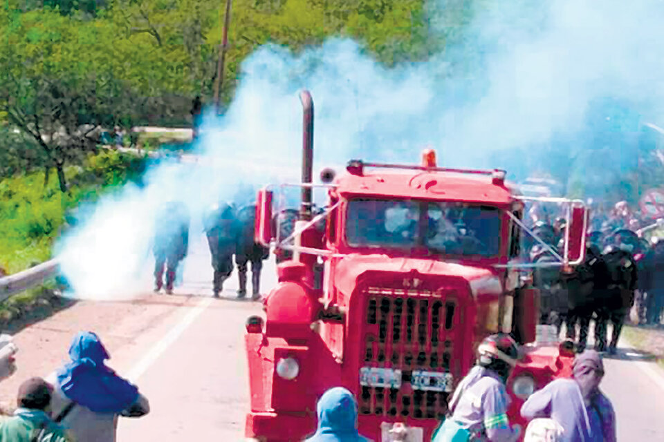 La policía del gobernador Gerardo Morales reprimió violentamente a los trabajadores jujeños.
