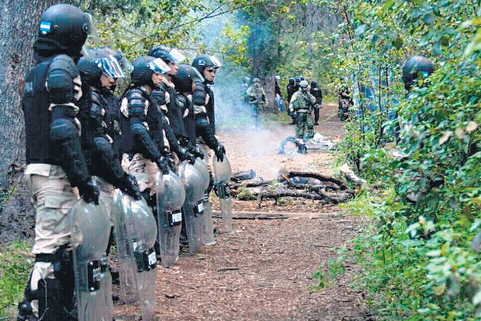 De los ocho prefectos que entraron en territorio mapuche, tres usaban armas MP-5.