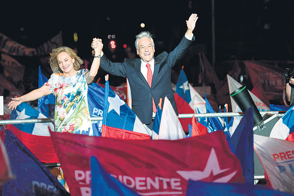 Sebastián Piñera celebró la victoria junto a su esposa Cecilia Morel. (Fuente: AFP)