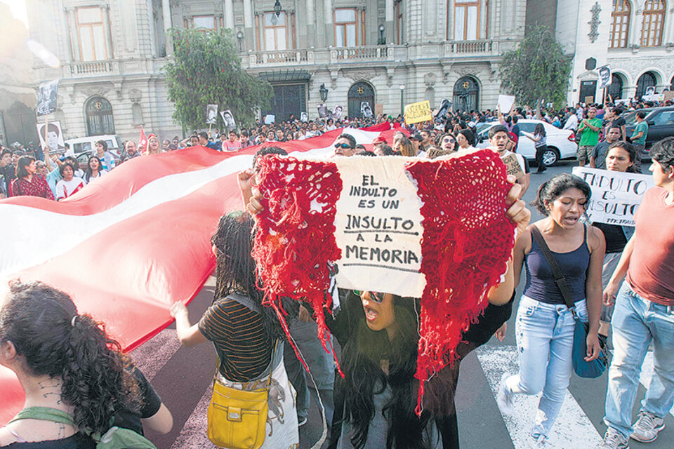 El indulto a Fujimori gatilló la rabia ciudadana, que se expresa por estas horas en las calles. (Fuente: EFE)