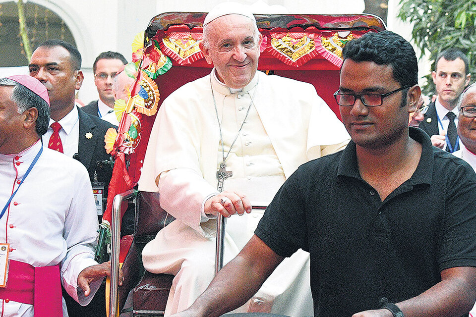 El Papa pasea en un “rickshaw” en su segundo día en Bangladesh. (Fuente: AFP)
