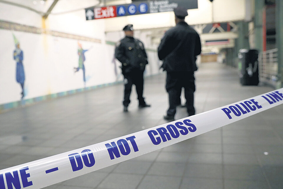 La explosión asustó más de lo que realmente lastimó a los pasajeros que hacían la conexión en la mañana. (Fuente: AFP)