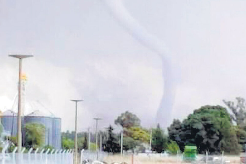 Vecinos de Necochea subieron a las redes sociales fotos y videos del tornado. (Fuente: Télam)