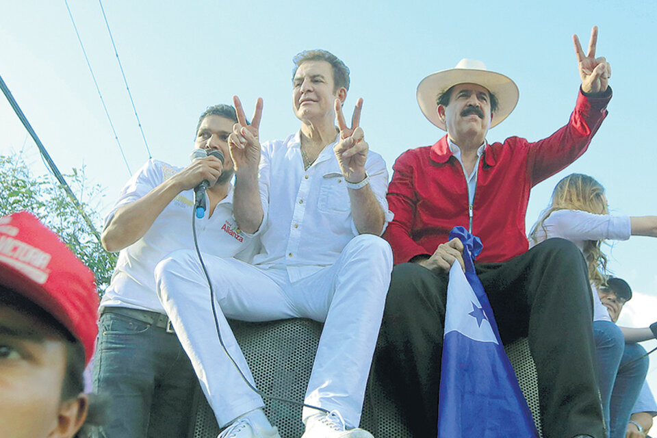 El candidato Salvador Nasralla acompañado del coordinador de su campaña, el ex mandatario Manuel Zelaya. (Fuente: EFE)