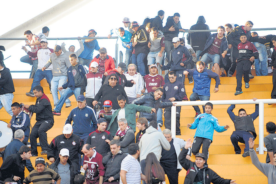 El último partido con visitantes fue Estudiantes-Lanús, en junio de 2013. Hubo un hincha muerto. (Fuente: Fotobaires)