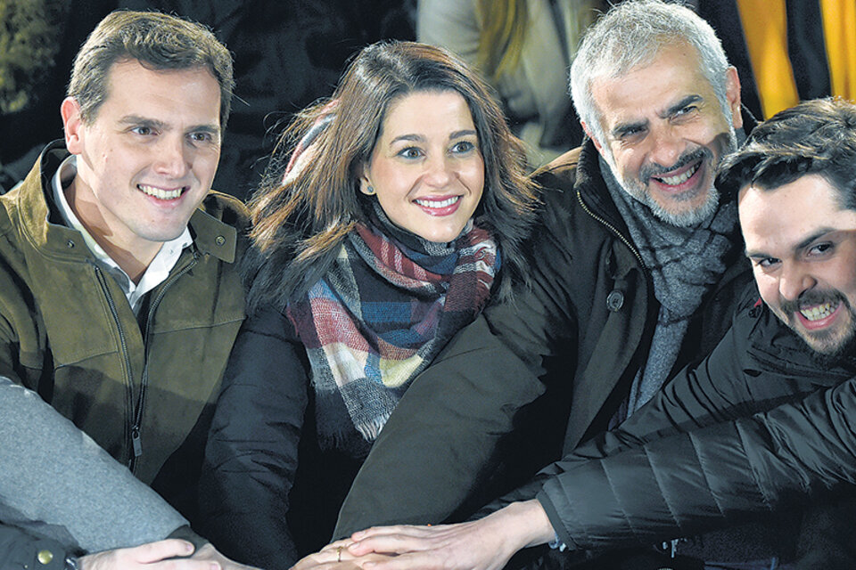 El líder de Ciudadanos, Albert Rivera, junto a candidatos de Cataluña, como Inés Arrimadas.