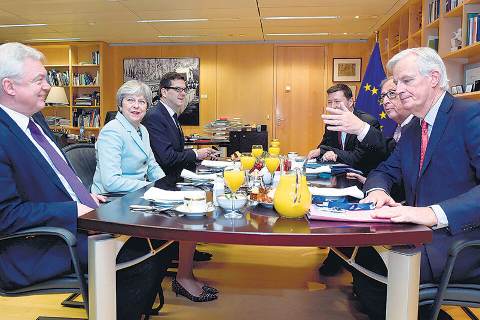 Juncker (segundo a la derecha) y May (segunda a la izquierda), protagonistas de acuerdo por la fase uno del Brexit.
