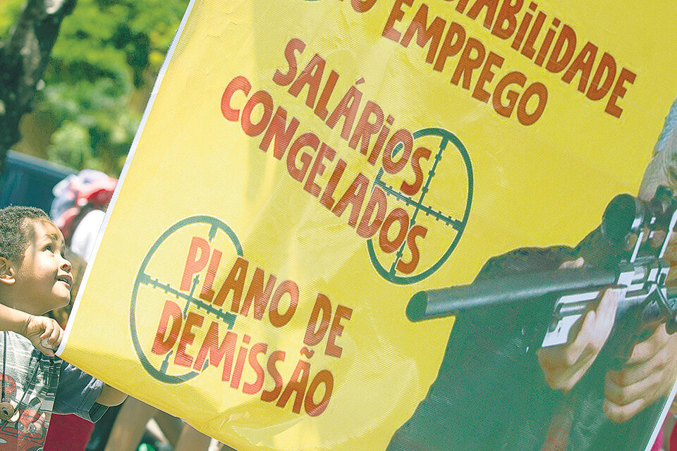 Protesta contra el proyecto de ley jubilatoria esta semana frente al Congreso en Brasilia. (Fuente: EFE)