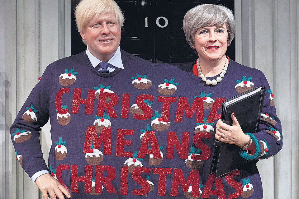 El ministro Boris Johnson y la premier Theresa May visten un sweater con motivos navideños. (Fuente: AFP)