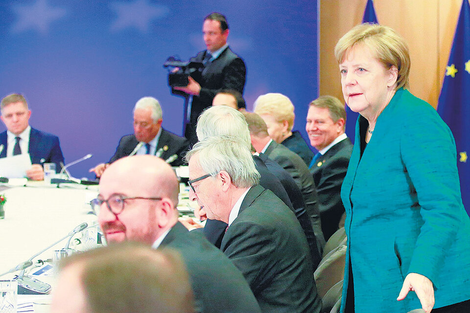 La canciller alemana Ángela Merkel (der.) durante la negociación del Brexit. (Fuente: EFE)