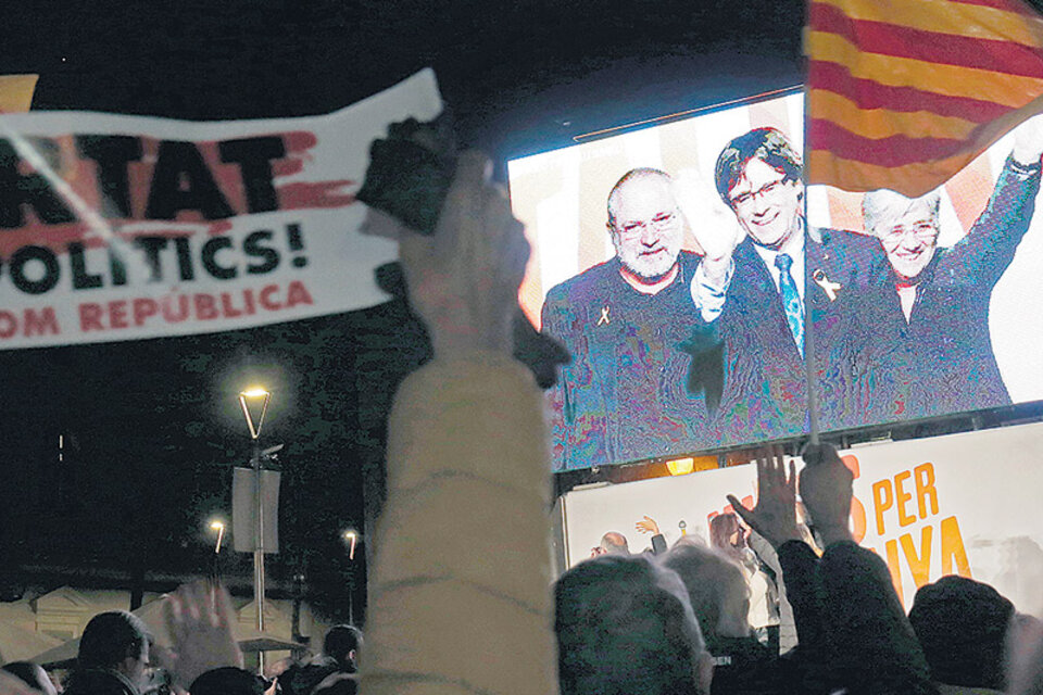 Cierre de campaña de “Junts per Catalunya” en Barcelona con Puigdemont saludando desde Bruselas.