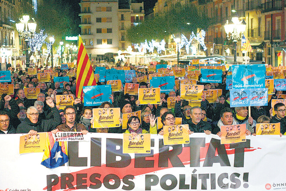 Ayer en Tarragona la gente se concentró para pedir la liberación de los políticos independentistas. (Fuente: EFE)