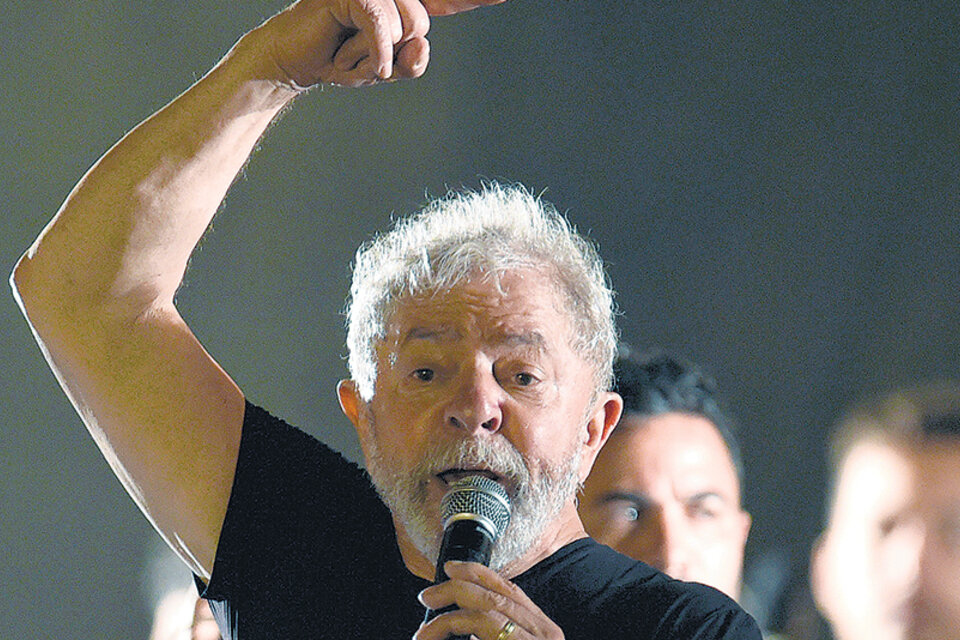 “Yo no tengo vergüenza de mi partido, de hacer política” dijo Lula en Vitoria. (Fuente: AFP)