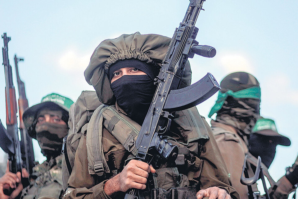 Milicianos palestinos de las brigadas Al Qassam, el brazo armado de Hamas, protestan en el norte de la Franja de Gaza. (Fuente: EFE)