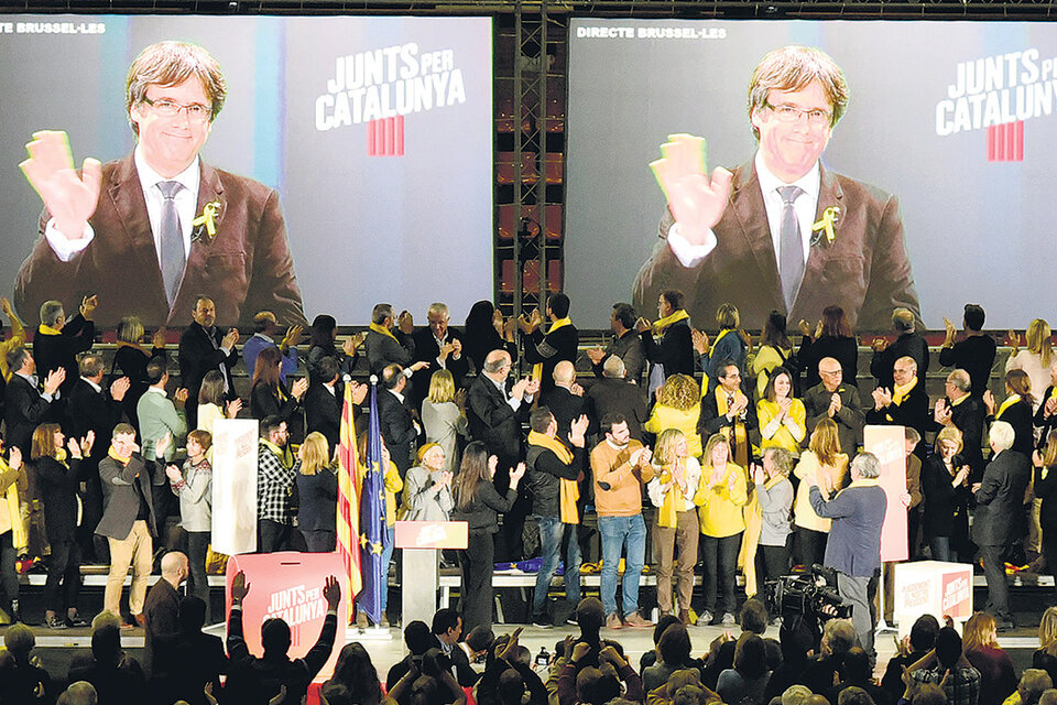 Puigdemont saluda desde Bruselas durante un acto en Barcelona. (Fuente: AFP)