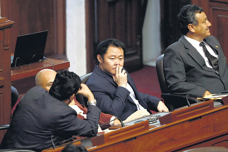 Kenyi Fujimori (centro), líder opositor en el Congreso, durante la sesión del viernes. (Fuente: AFP)