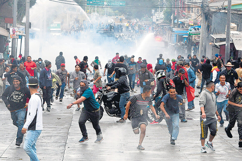 Las protestas estallaron el domingo en diferentes zonas del país y continuaron ayer. (Fuente: AFP)