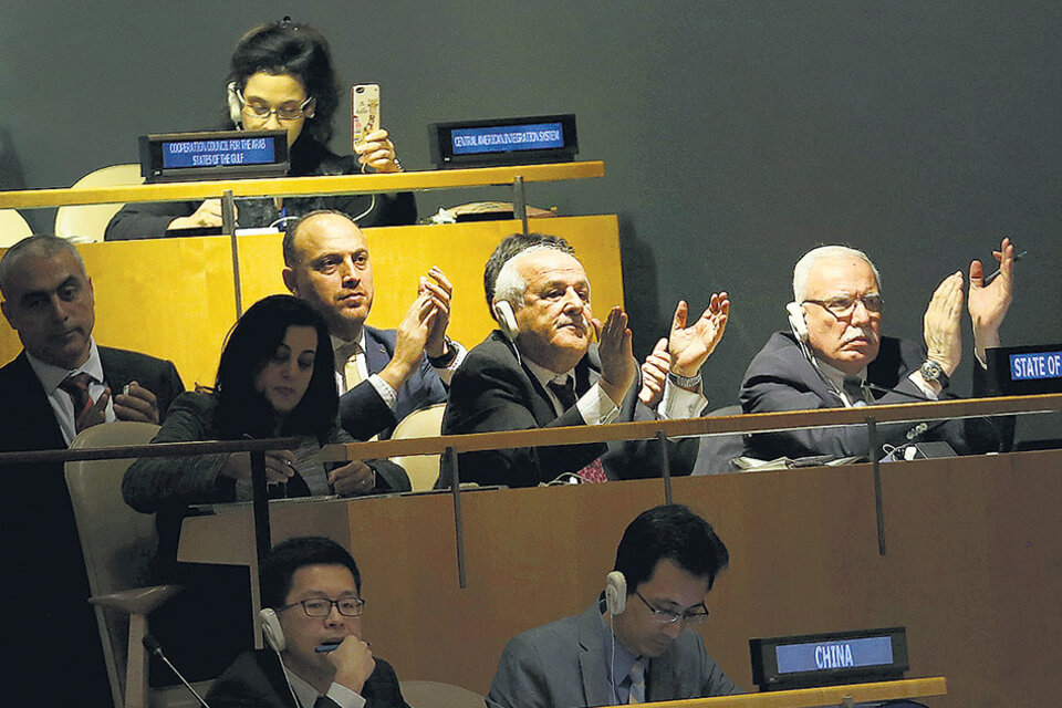Miembros de la delegación palestina aplauden la votación de la Asamblea de la ONU. (Fuente: AFP)