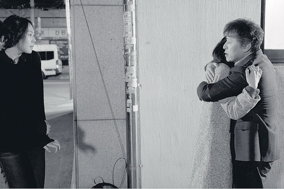 La actriz Kim Min-hee y el actor Kwon Hae-hyo, dos figuras recurrentes en el cine de Hong.