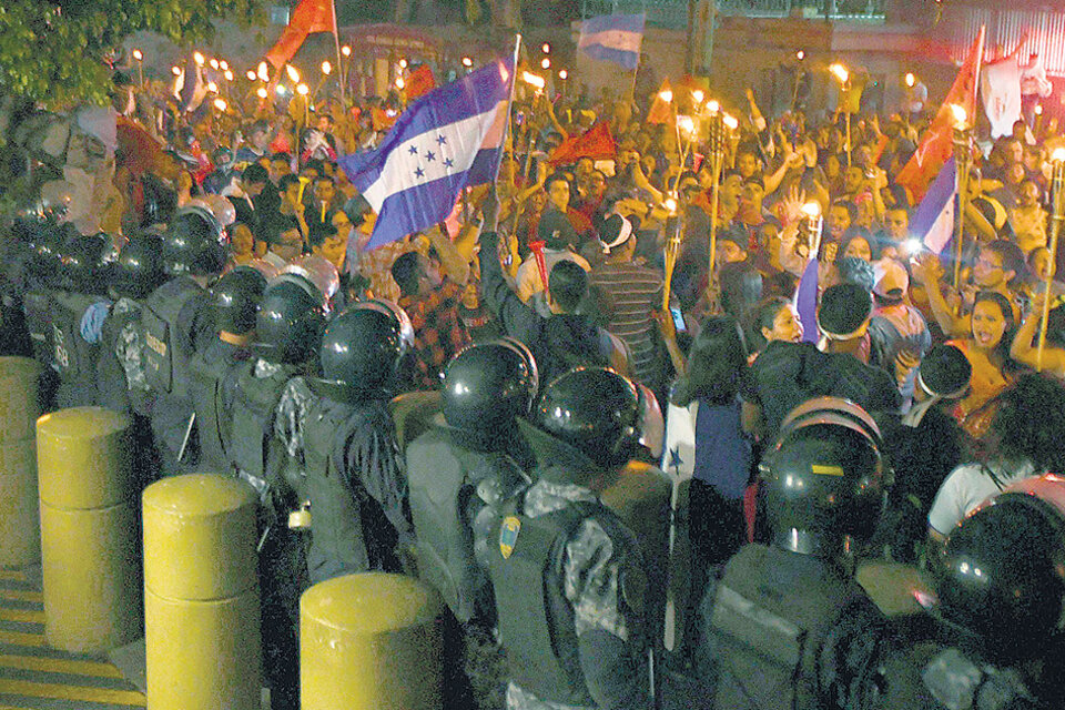 Simpatizantes de Nasralla protestan frente a la embajada estadounidense en Tegucigalpa. (Fuente: AFP)