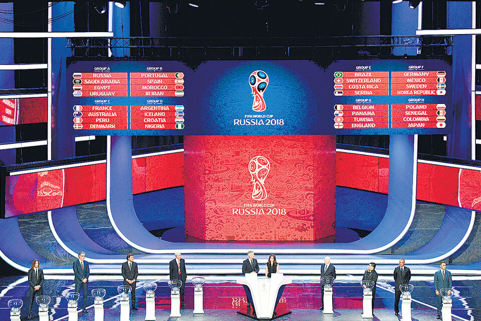 El escenario del Kremlin con el desarrollo del sorteo del Mundial completo. (Fuente: AFP)