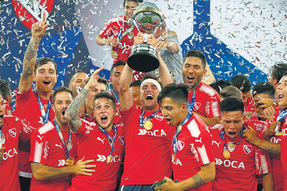 Los jugadores de Independiente festejan el título en el mítico estadio Maracaná de Río de Janeiro. La historia se sigue agrandando.