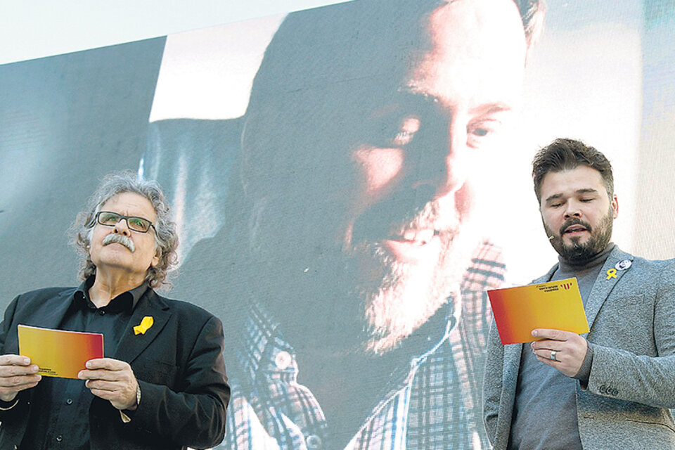 Dos parlamentarios de ERC hacen campaña delante de la imagen de Oriol Junqueras, preso desde hace un mes. (Fuente: AFP)
