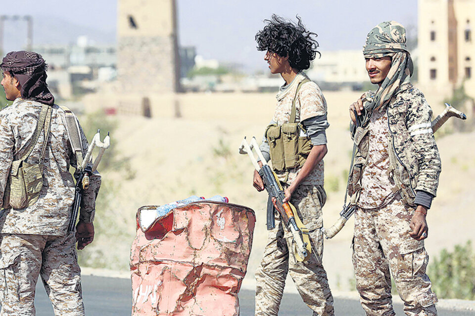 Soldados del Comité de Resistencia Popular, aliados a los saudíes, paran autos en Beihan, Yemen. (Fuente: AFP)