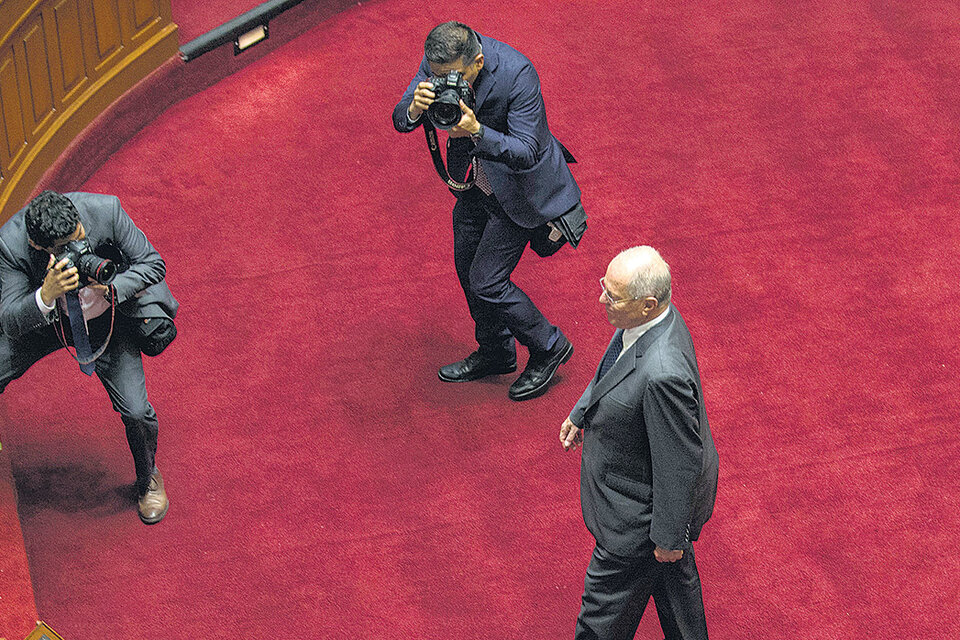 El presidente peruano Pedro Pablo Kuczynski (centro) enfrentó anoche a sus acusadores en el Congreso antes de la votación. (Fuente: AFP)