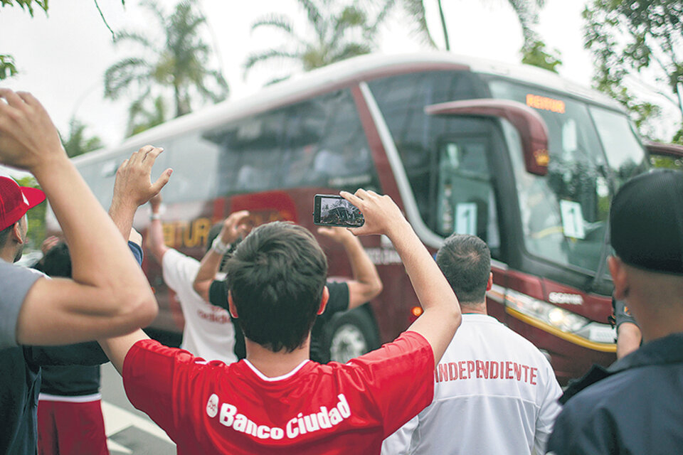 En su llegada a Río, el plantel de Independiente fue recibido por una gran cantidad de hinchas. (Fuente: EFE)