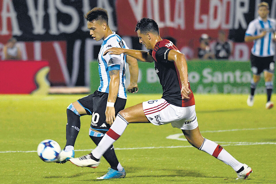 Lautaro Martínez protege la pelota frente a la marca.
