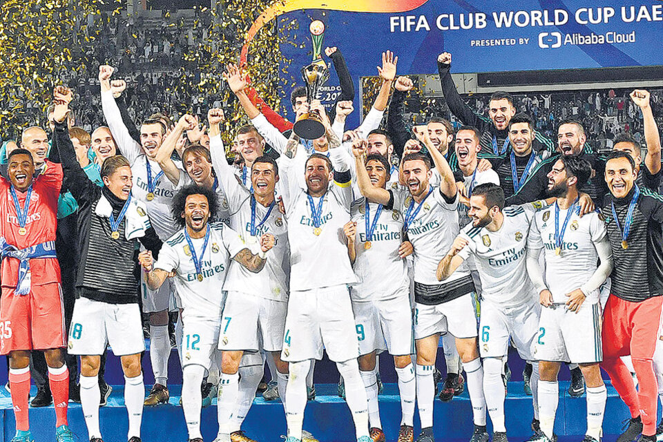 Rodeado por sus compañeros, Ronaldo levanta el trofeo ganado en el Mundial de Clubes.
