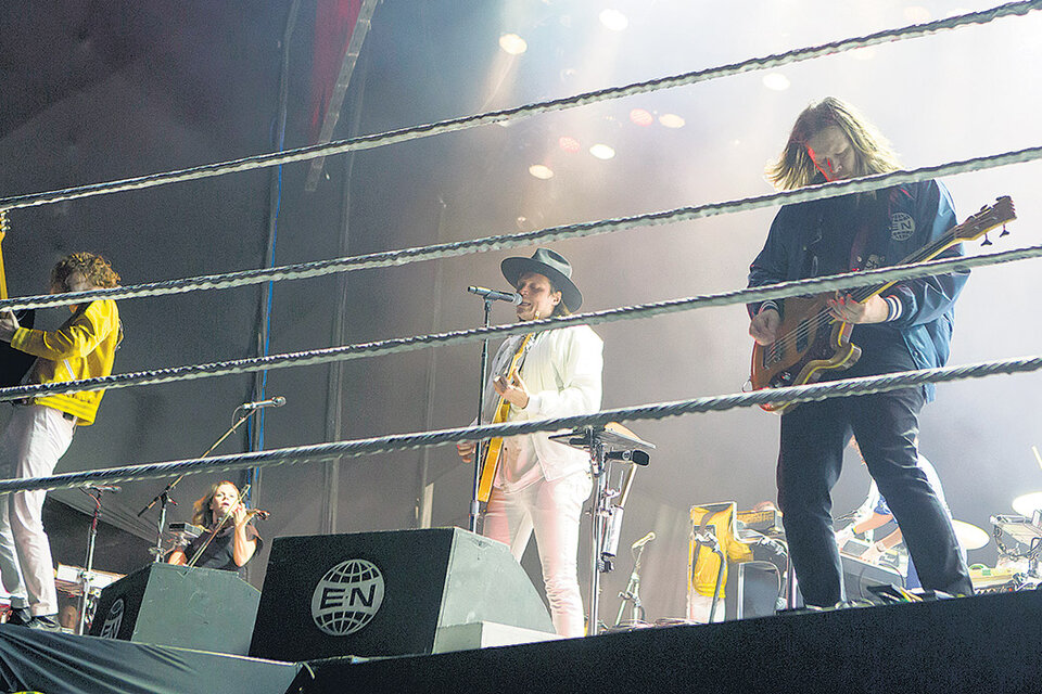 En Brasil, Arcade Fire tocó en un escenario preparado como un ring de boxeo.