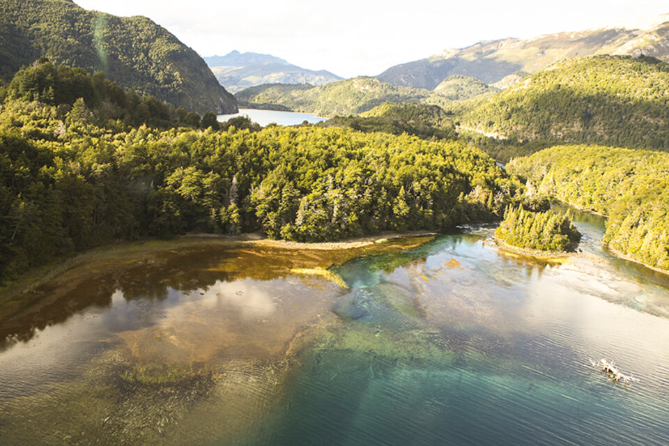 La imagen aérea permite apreciar la transparencia de las aguas, rumbo al corazón del Parque Nacional. (Fuente: José Calo)
